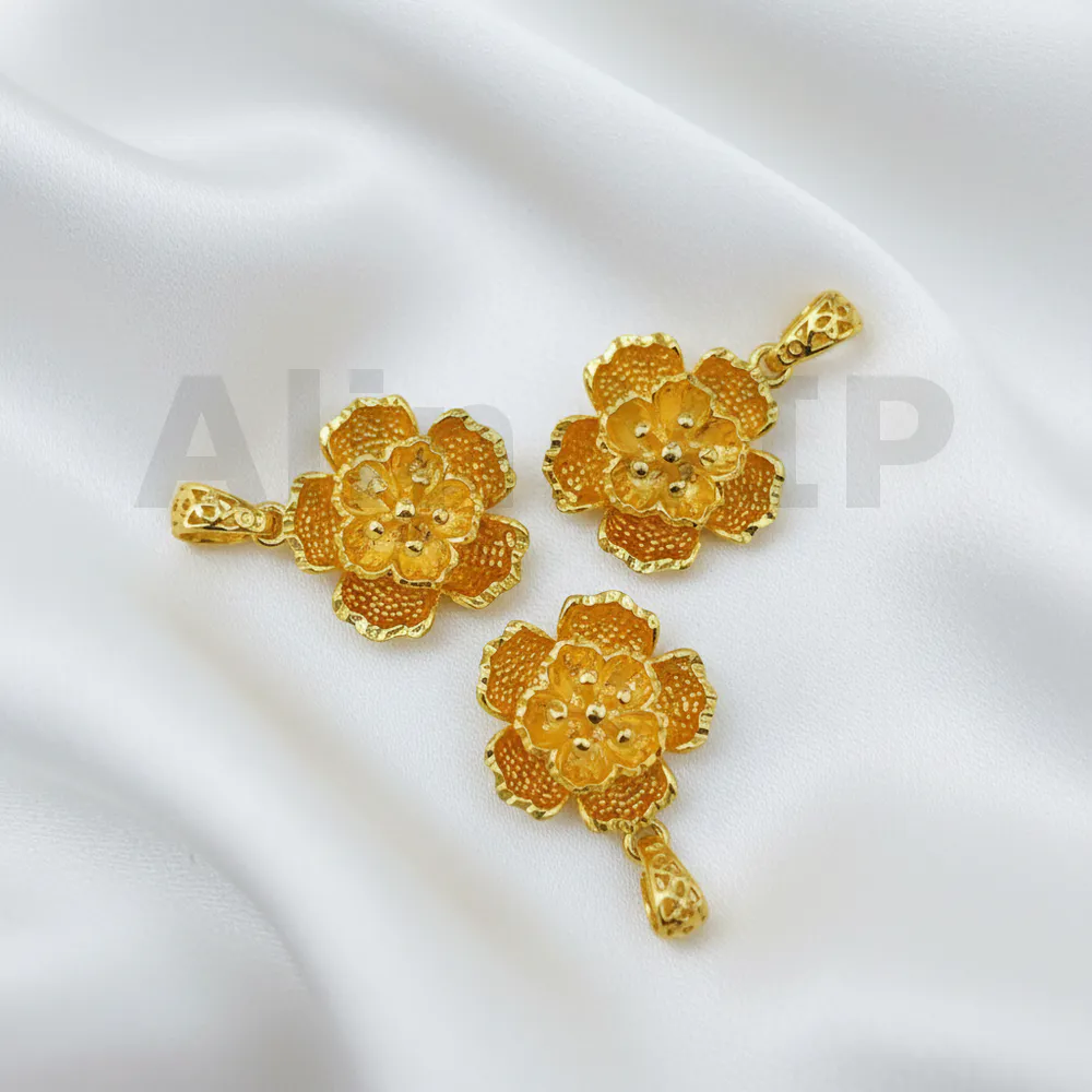Liontin bunga sakura tekstur ukir emas terinspirasi musim semi Jepang LTW068